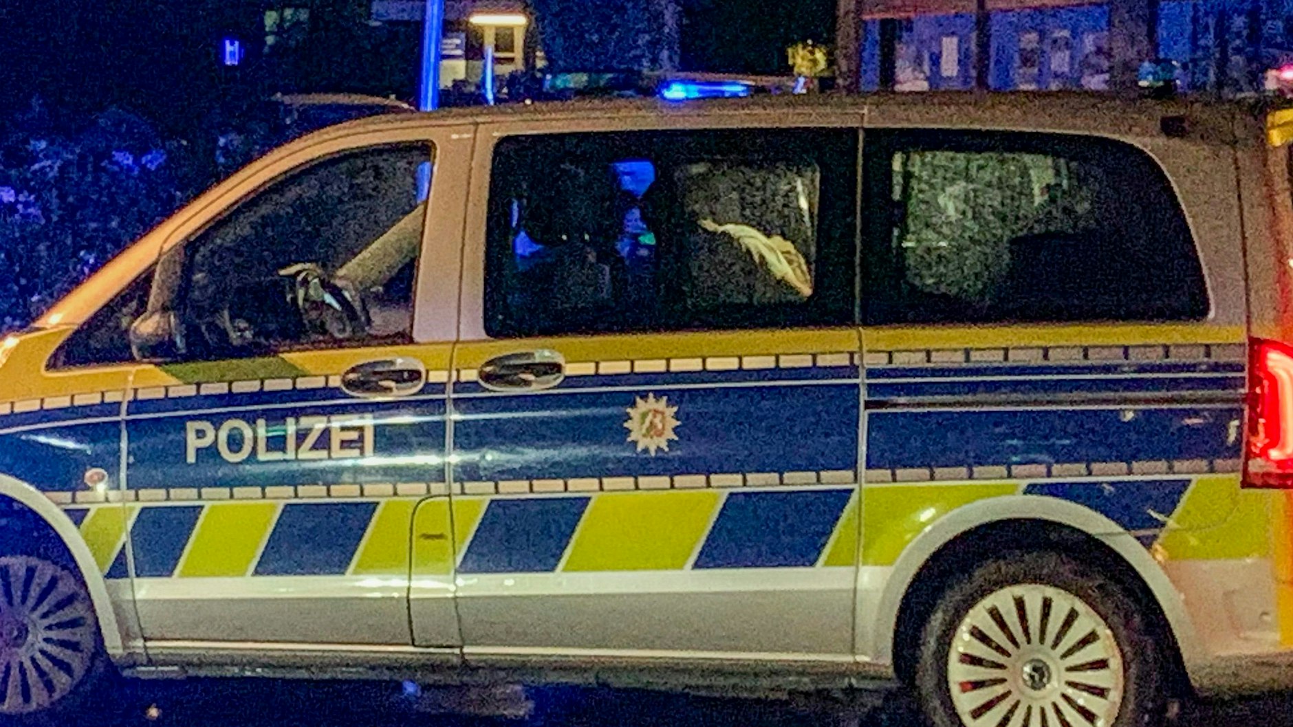 Hier sitzt der mutmaßliche Attentäter im Polizeiauto.