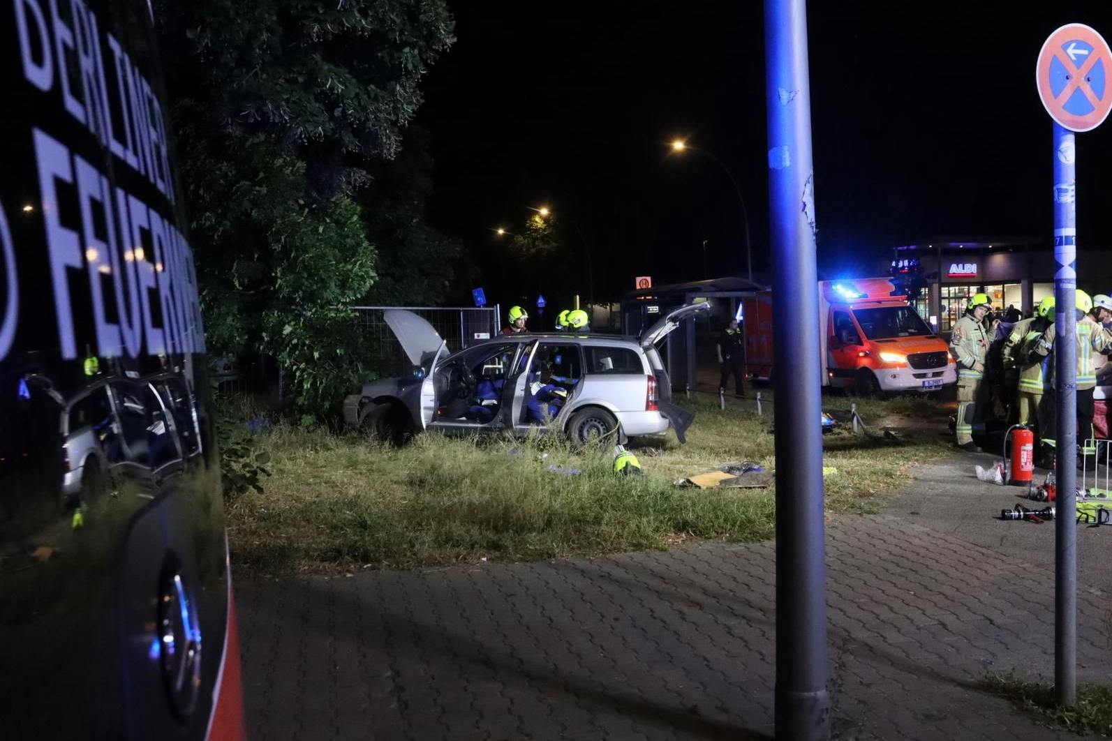 Einsatzkräfte am Donnerstag am Unfallort in Rudow. Am Freitag starb eine bei dem Unfall verletzte Frau im Krankenhaus.