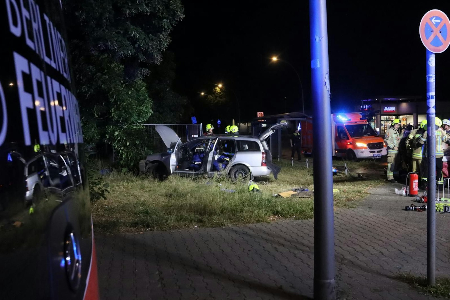 Einsatzkräfte am Donnerstag am Unfallort in Rudow. Am Freitag starb eine bei dem Unfall verletzte Frau im Krankenhaus.