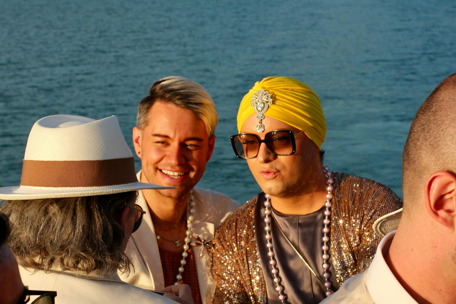 Julian und sein Freund Marcell Damaschke genießen eine Schiffsfahrt auf dem Schermützelsee.