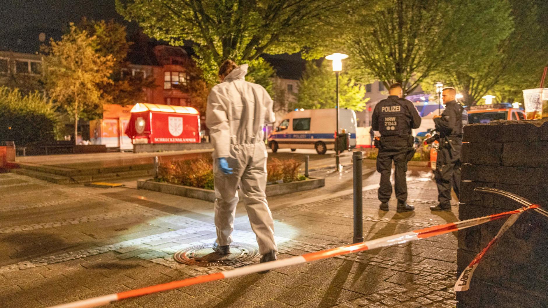Mitarbeiter der Spurensicherung untersuchten noch in der Nacht die Innenstadt von Solingen.