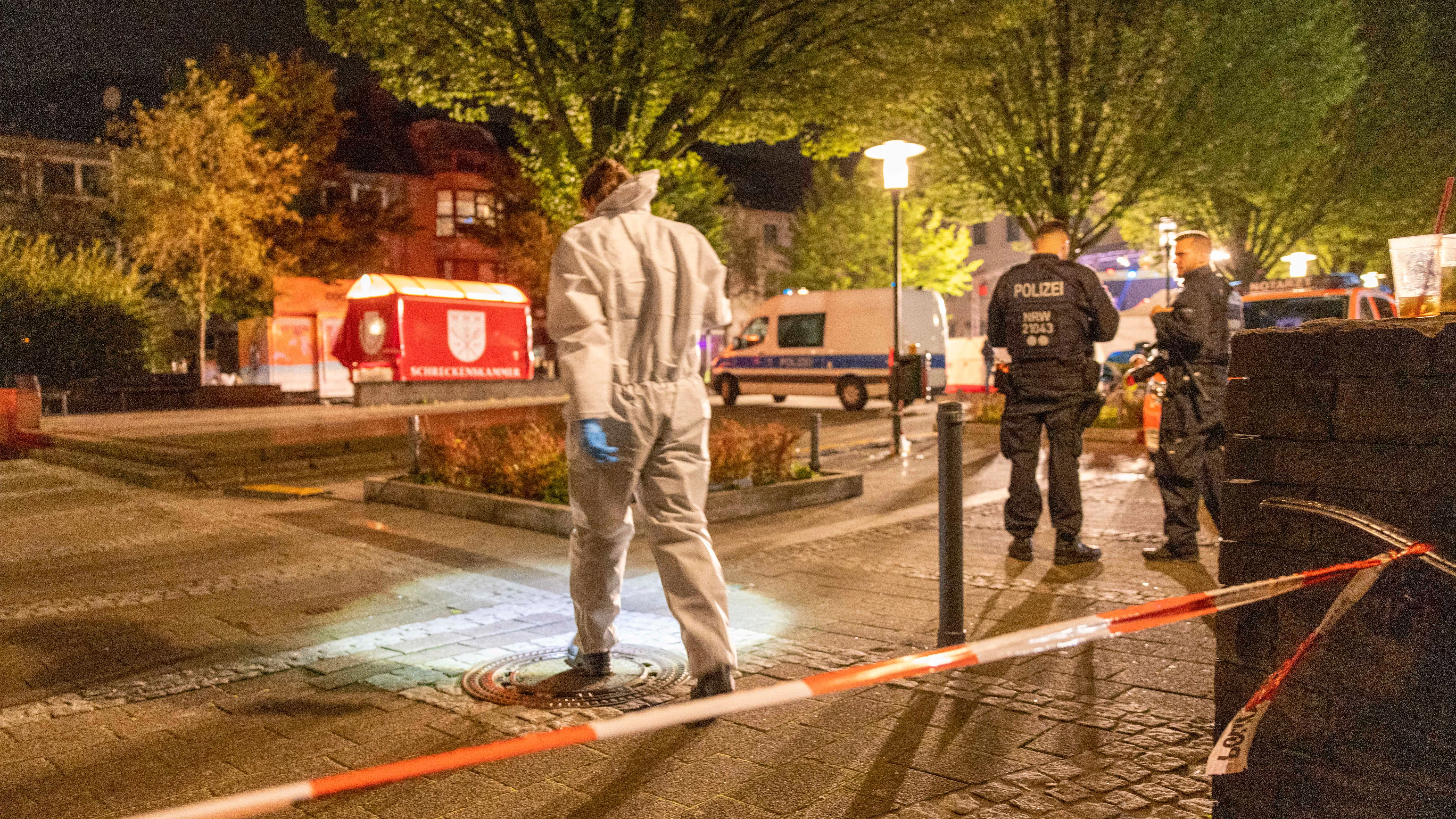 Mitarbeiter der Spurensicherung untersuchten noch in der Nacht die Innenstadt von Solingen.