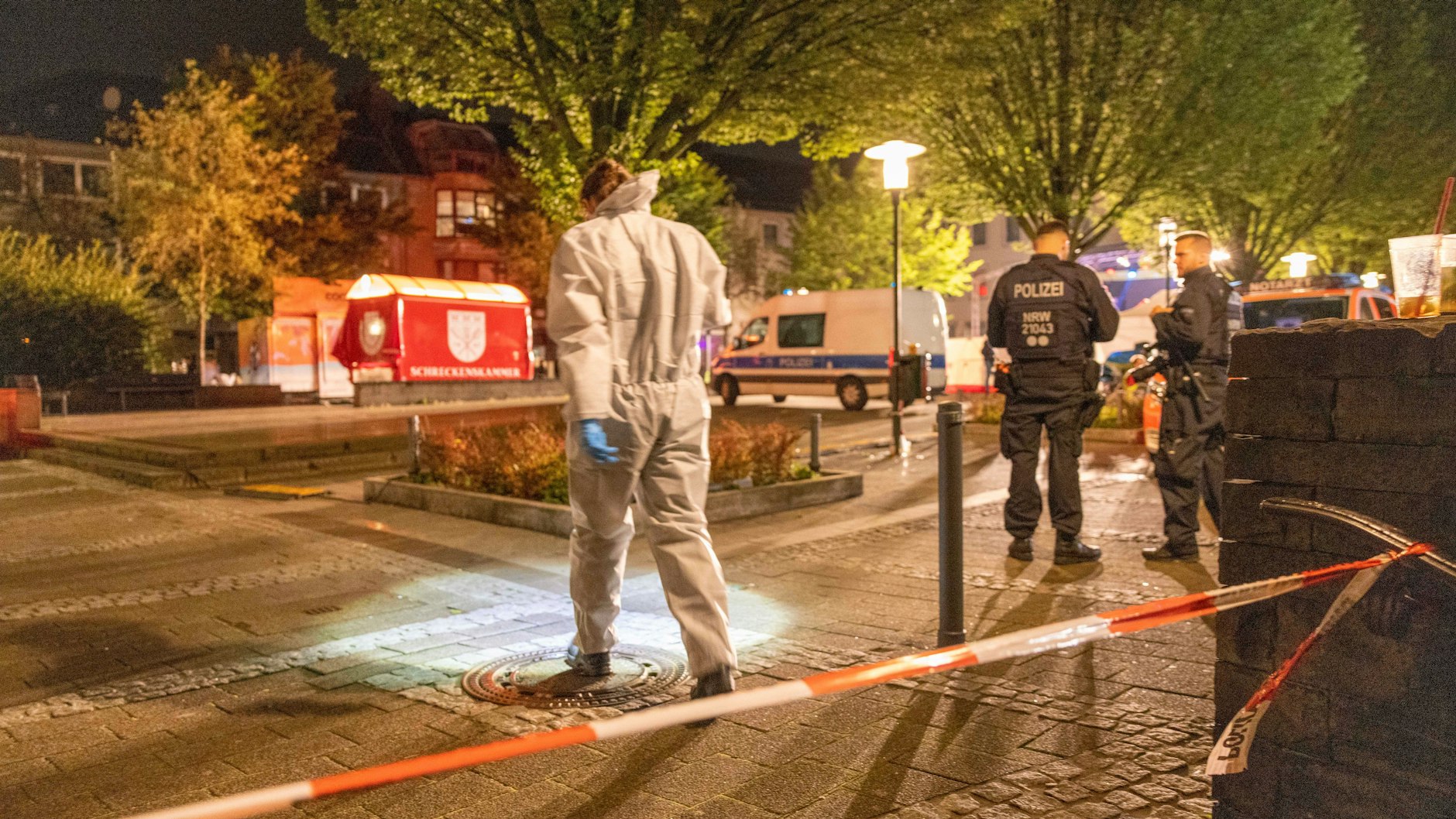Mitarbeiter der Spurensicherung untersuchten noch in der Nacht die Innenstadt von Solingen.
