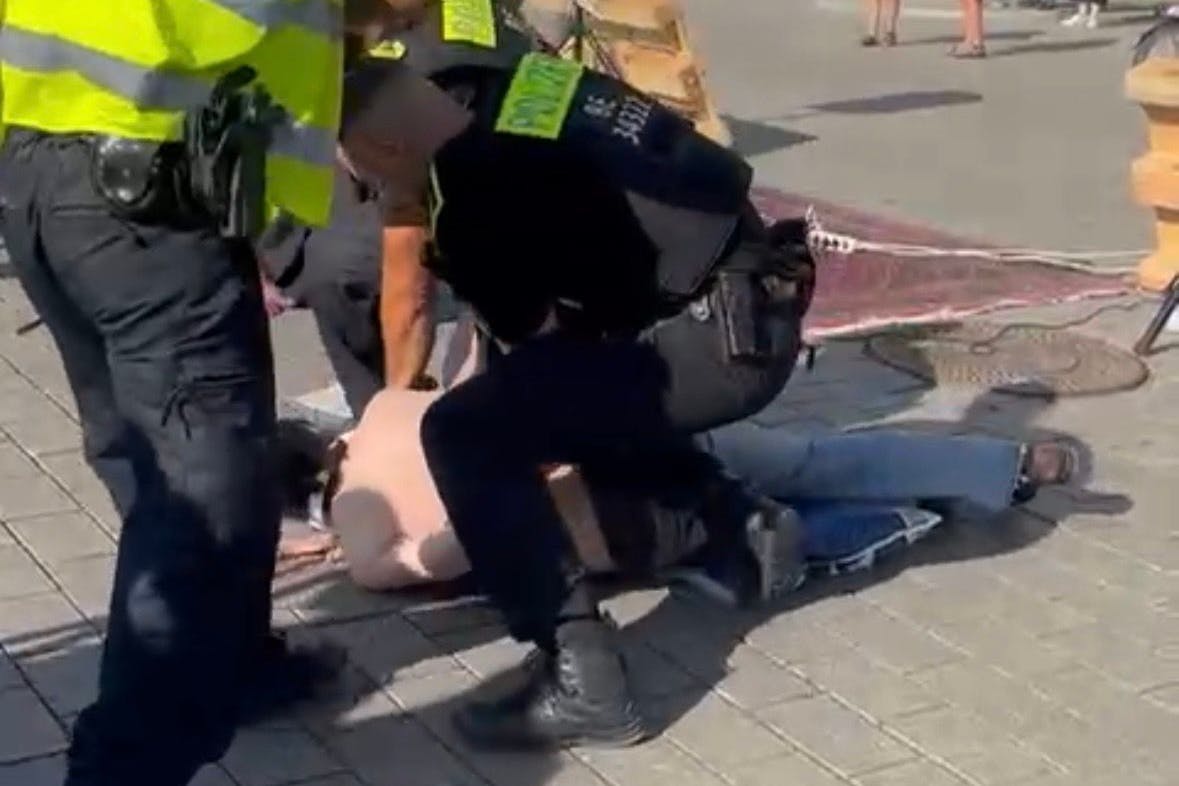 Der Mann ging mit einem Messer auf die Rednerinnen bei der Ukraine-Demo in Berlin zu.