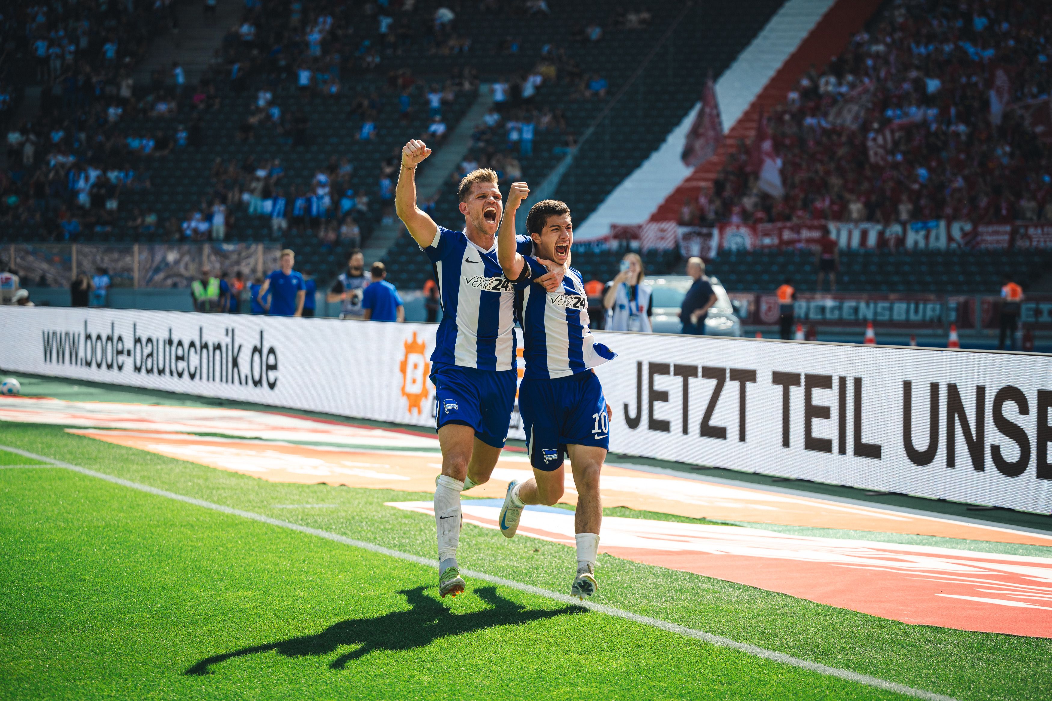 Image - Hertha BSC siegt 2:0, weil es bei Jahn-Keeper Gebhardt so schön flutscht
