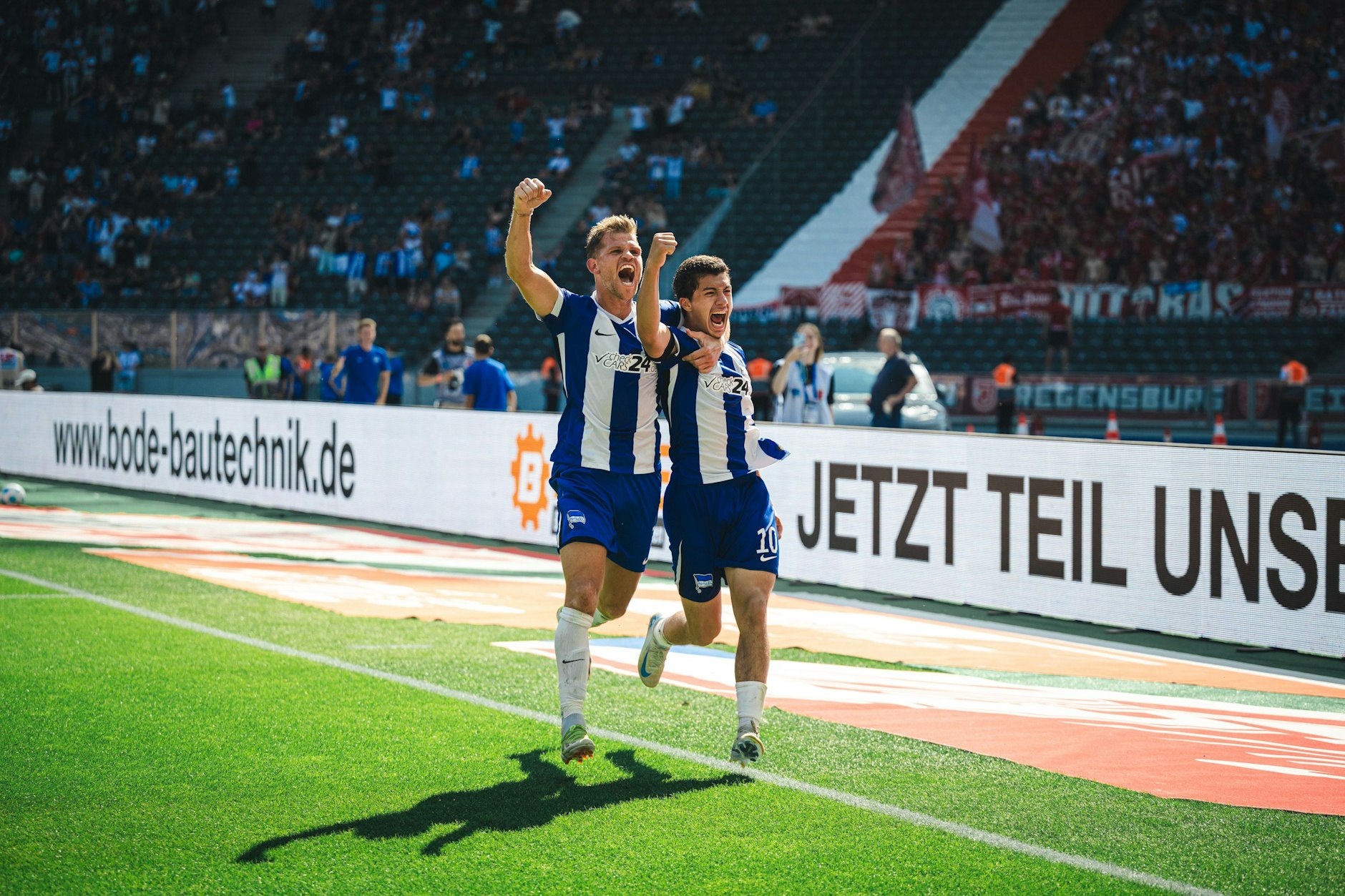 Florian Niederlechner und Ibo Maza jubeln über ihre späten Tore. Hertha siegt 2:0 gegen Regensburg.