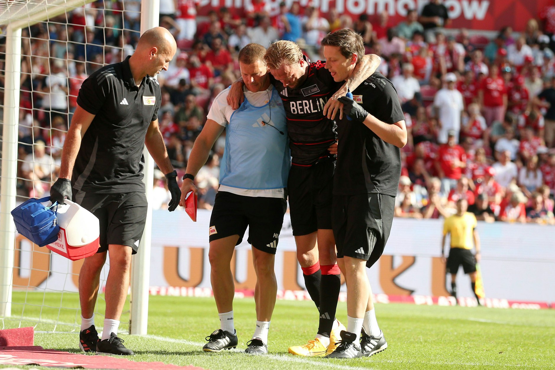 Kevin Vogt muss in der Schlussphase gestützt den Platz verlassen. Beim 1. FC Union Berlin droht der Abwehrchef nun auszufallen.