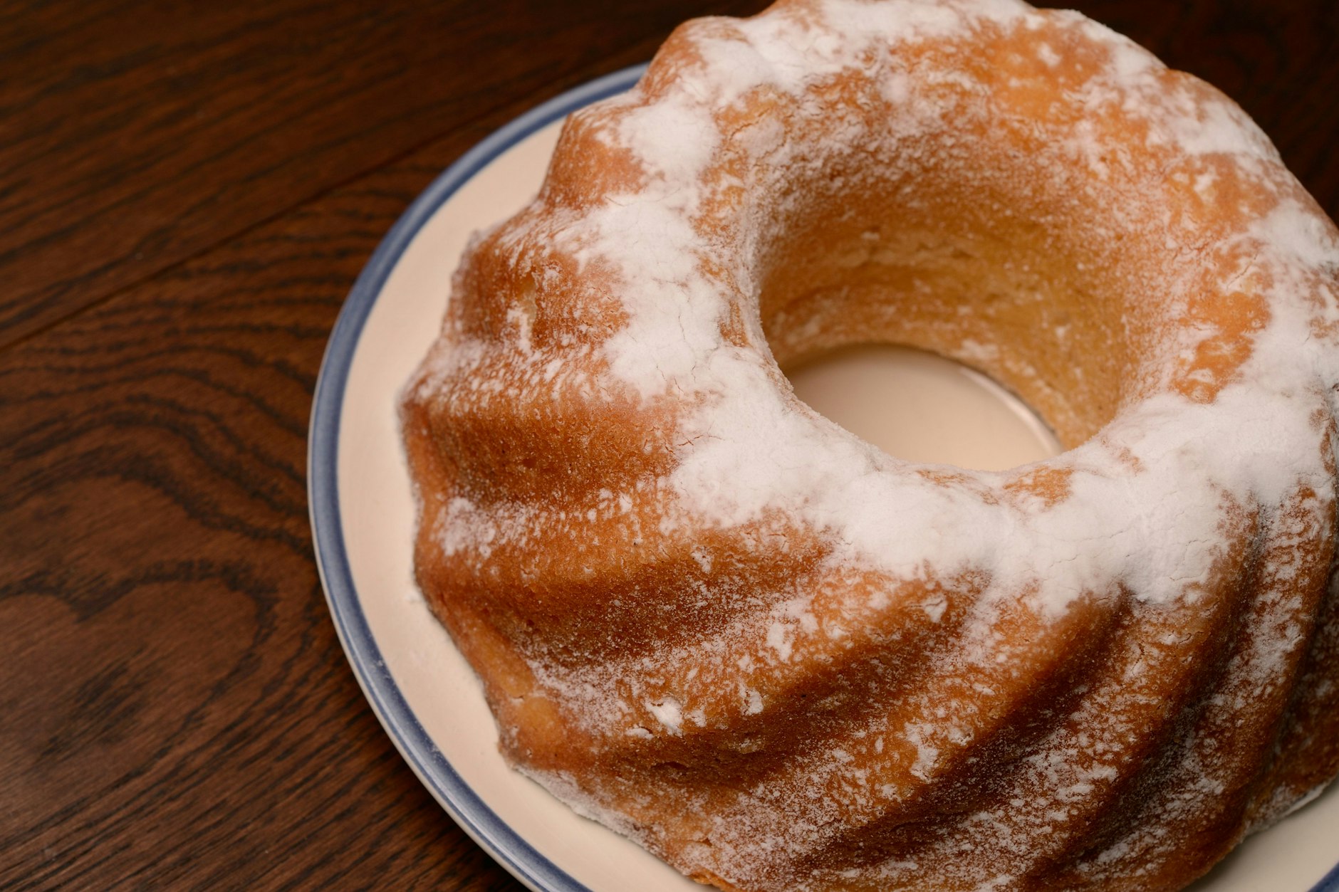 Eine echte sächsische Bäbe wird nach dem Backen mit Butter eingepinselt und mit Zucker bestreut – so will es Omas Rezept aus dem DDR-Backbuch.