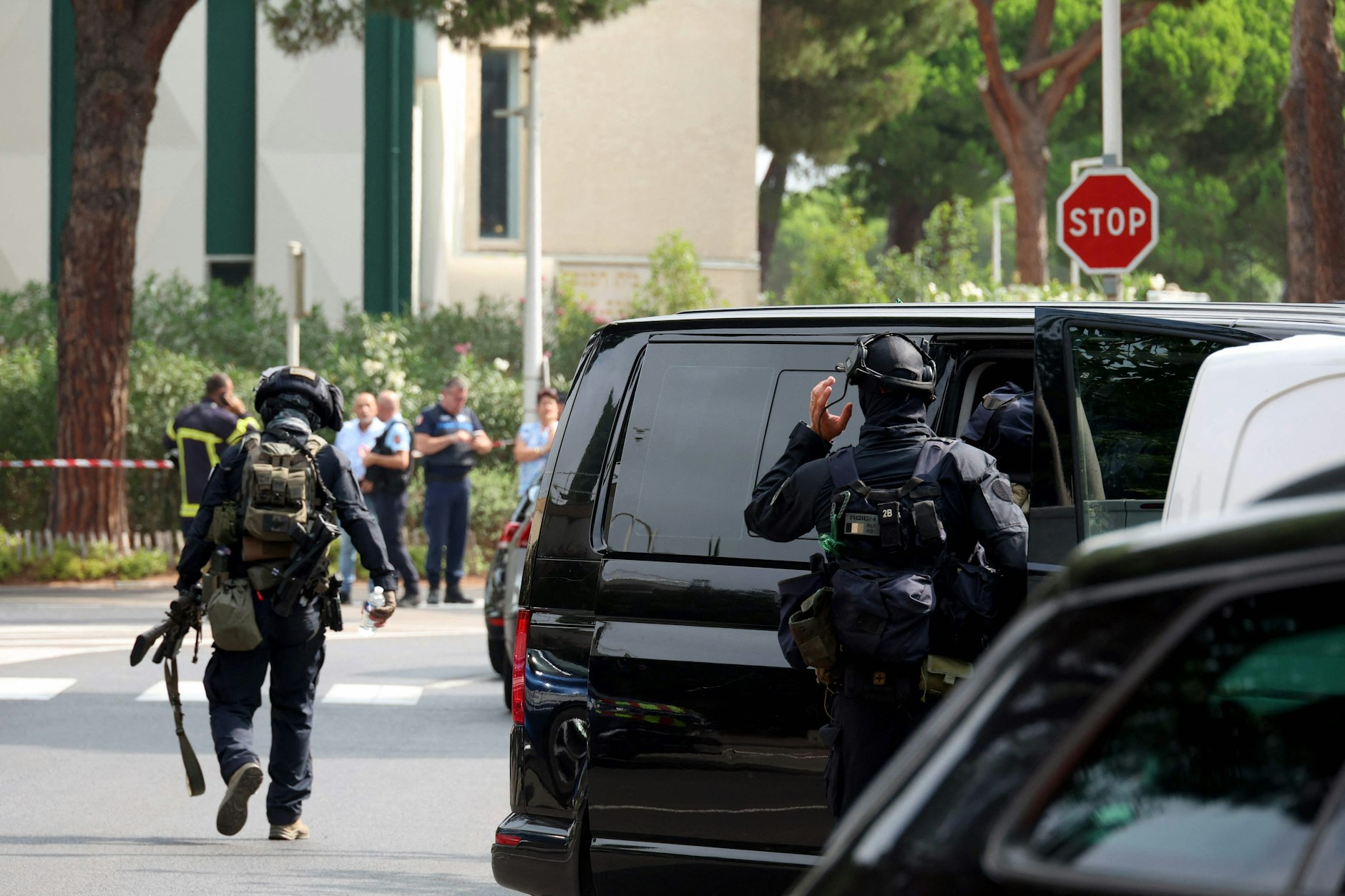 Polizeibeamte stehen nach dem Brand und der Explosion von Autos in La Grande-Motte, Südfrankreich.