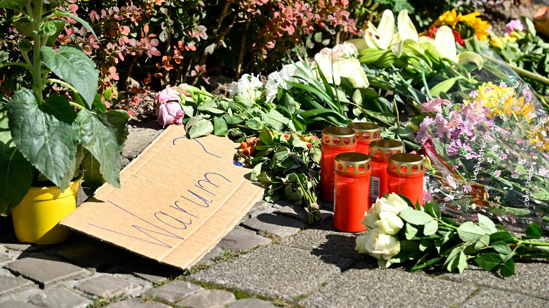 Menschen legten am Tatort bereits Blumen und Kerzen nieder.