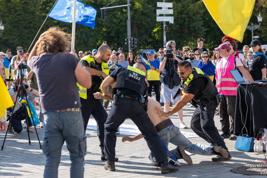 Violence at Ukraine demonstration in Berlin: Man injures himself with knife