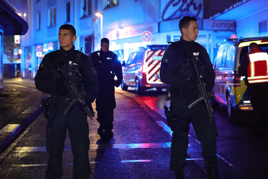 Messerattacke in Solingen: Drei Tote, fünf Schwerverletzte, Täter auf der Flucht
