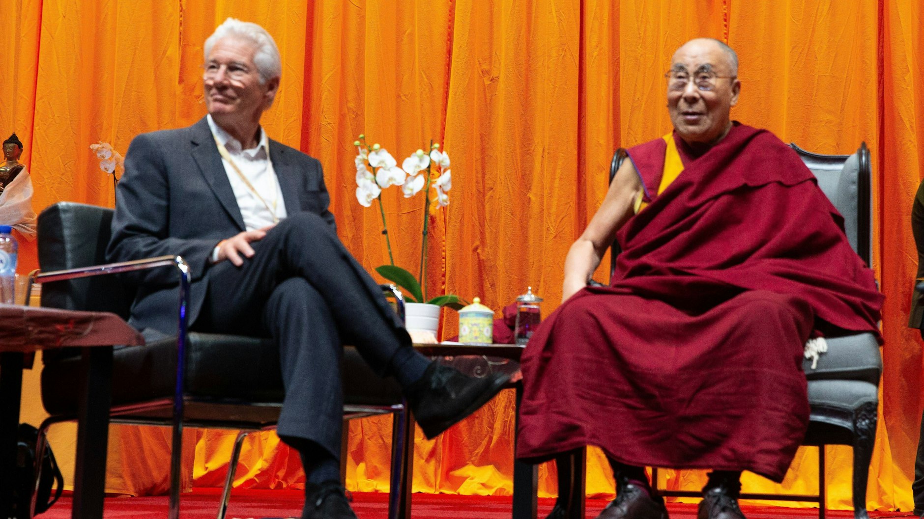 Im September 2018 eröffnet Richard Gere mit einem Gespräch den Vortrag des Dalai Lama bei dessen Besuch in Rotterdam.