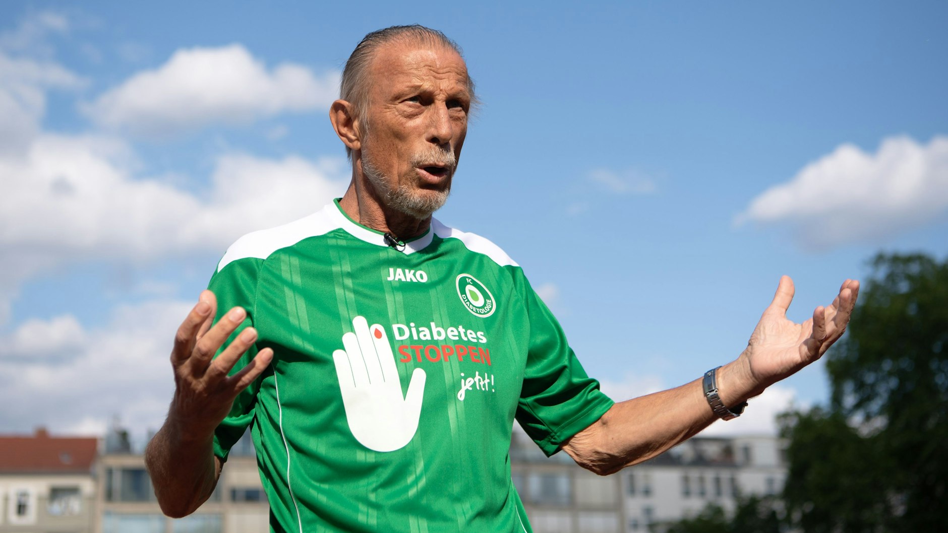 Christoph Daum stand im Sommer 2023 noch auf dem Platz in Berlin. Beim Spiel des FC Bundestag gegen FC Diabetologie. Der ehemalige Trainer ist nach einem langen Kampf gegen den Krebs friedlich im Kreise seiner Familie verstorben.