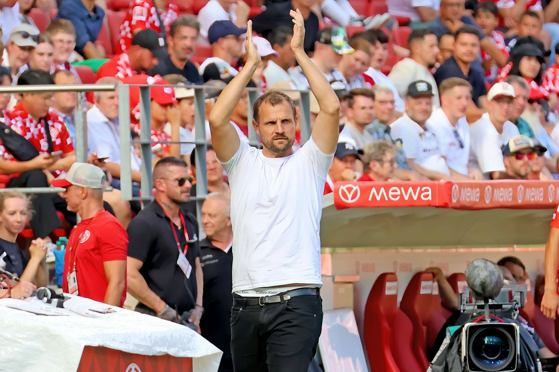Union-Trainer Bo Svensson (45) tigerte in Mainz fast das gesamte Spiel durch seine Coachingzone und feuerte seine Mannschaft immer wieder lautstark an. 