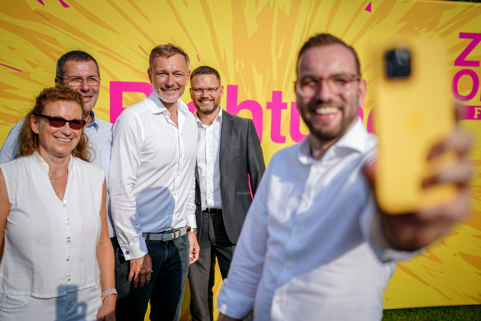 Da strahlten sie noch: Bundesfinanzminister Christian Lindner (Mitte) lässt sich Mitte August bei einer Wahlkampfveranstaltung der Brandenburger FDP vom Brandenburger FDP-Spitzenkandidaten Zyon Braun (r) mit anderen Parteifreunden zusammen fotografieren.