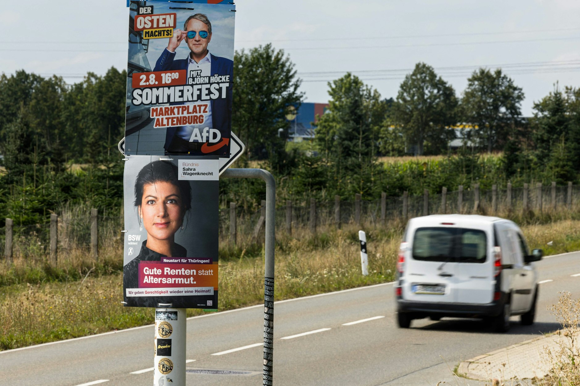 Die Plakate von AfD und BSW eng zusammen – wie wird das Verhältnis der beiden Parteien nach der Wahl sein?