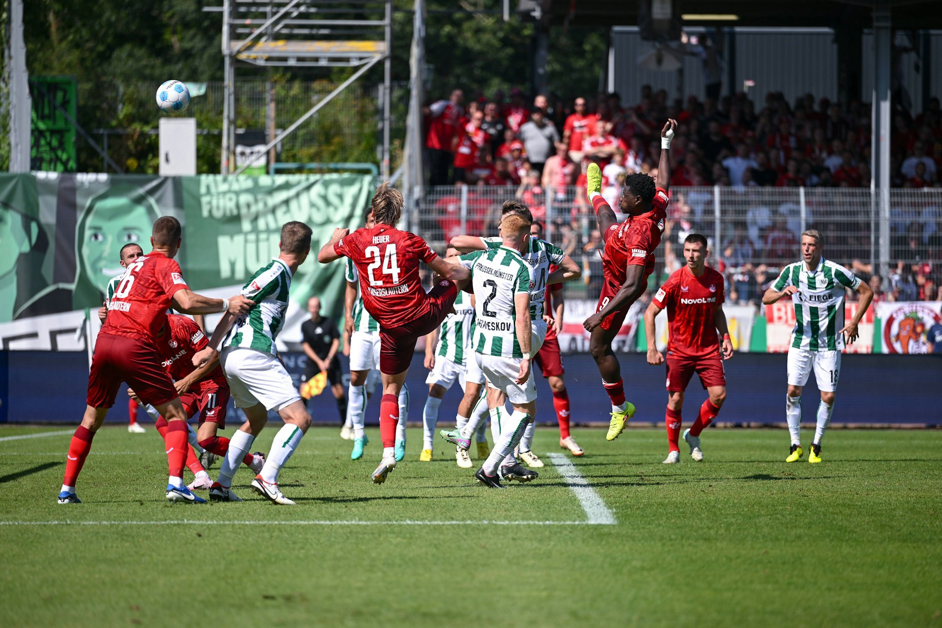 Artistischer Angreifer: Range Ache, Wunschstürmer des 1. FC Union, köpft den 1. FC Kaiserslautern in Münster zum Sieg.