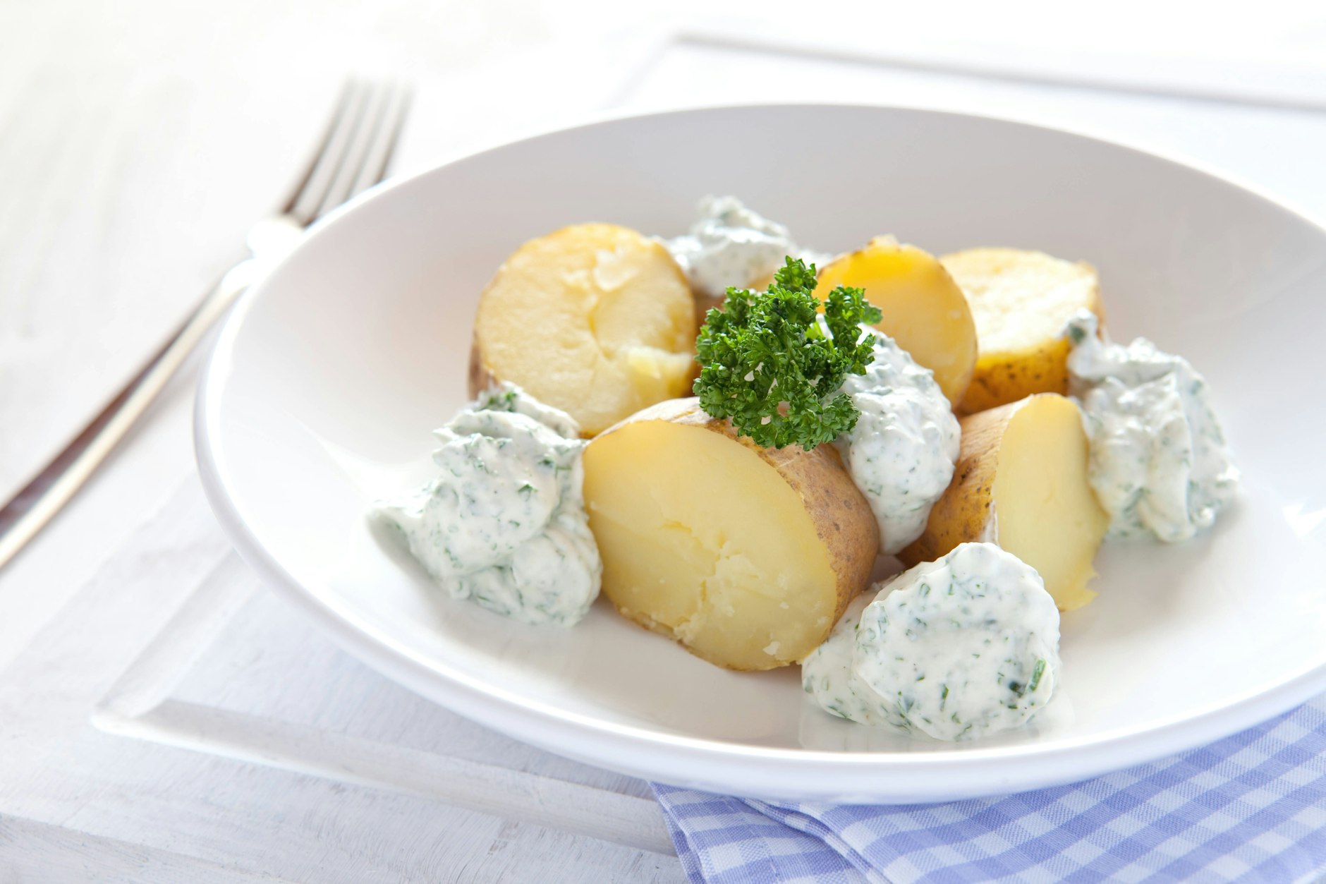 Pellkartoffeln mit Quark waren ein einfaches aber leckeres Gericht in jeder DDR-Schulküche. Mit einem simplen Rezept kann man es ganz einfach selbst nachkochen.