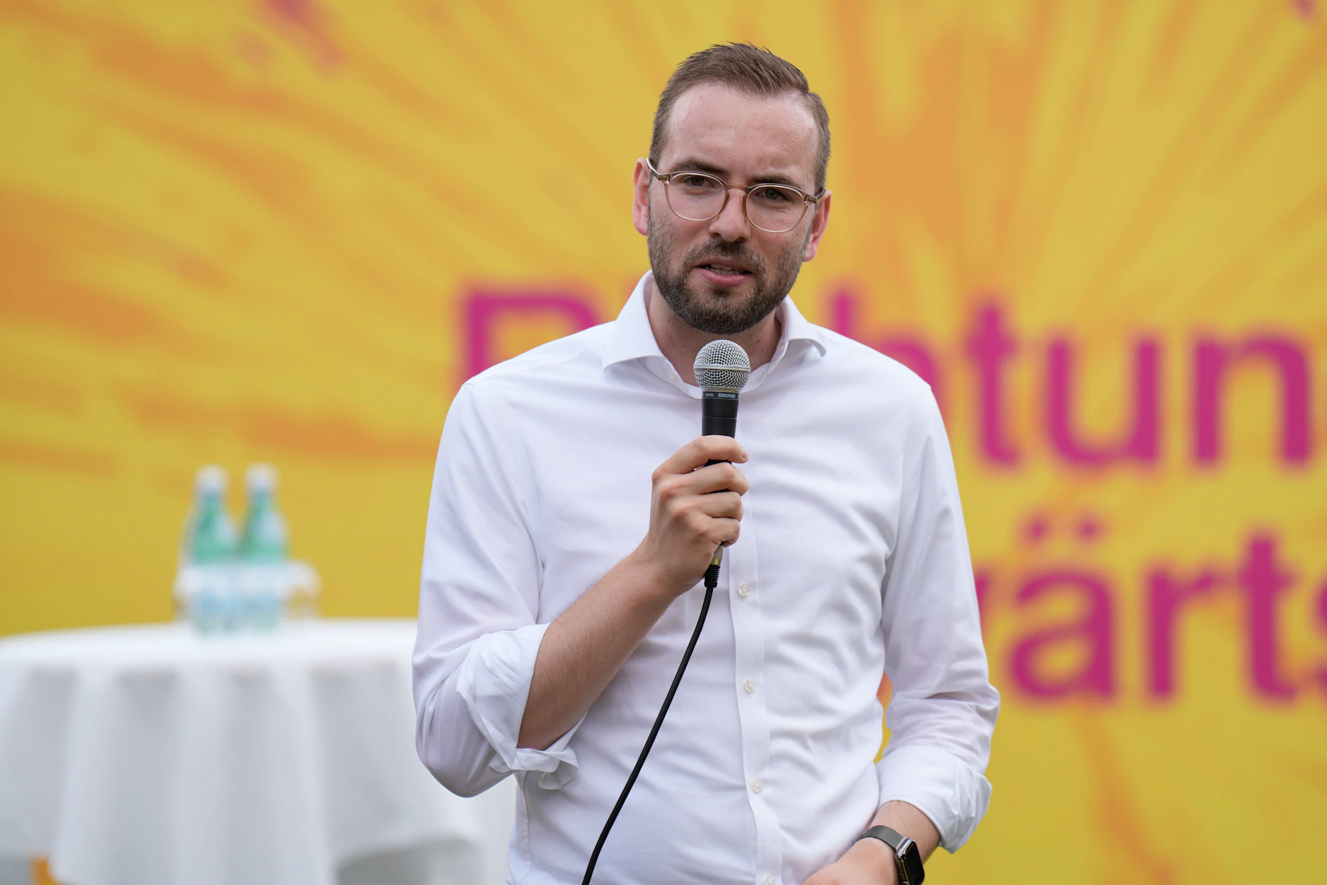 Der Spitzenkandidat der Brandenburger FDP, Zyon Braun, wehrt sich gegen den Ausschluss seiner Partei aus einer RBB-Wahlsendung.