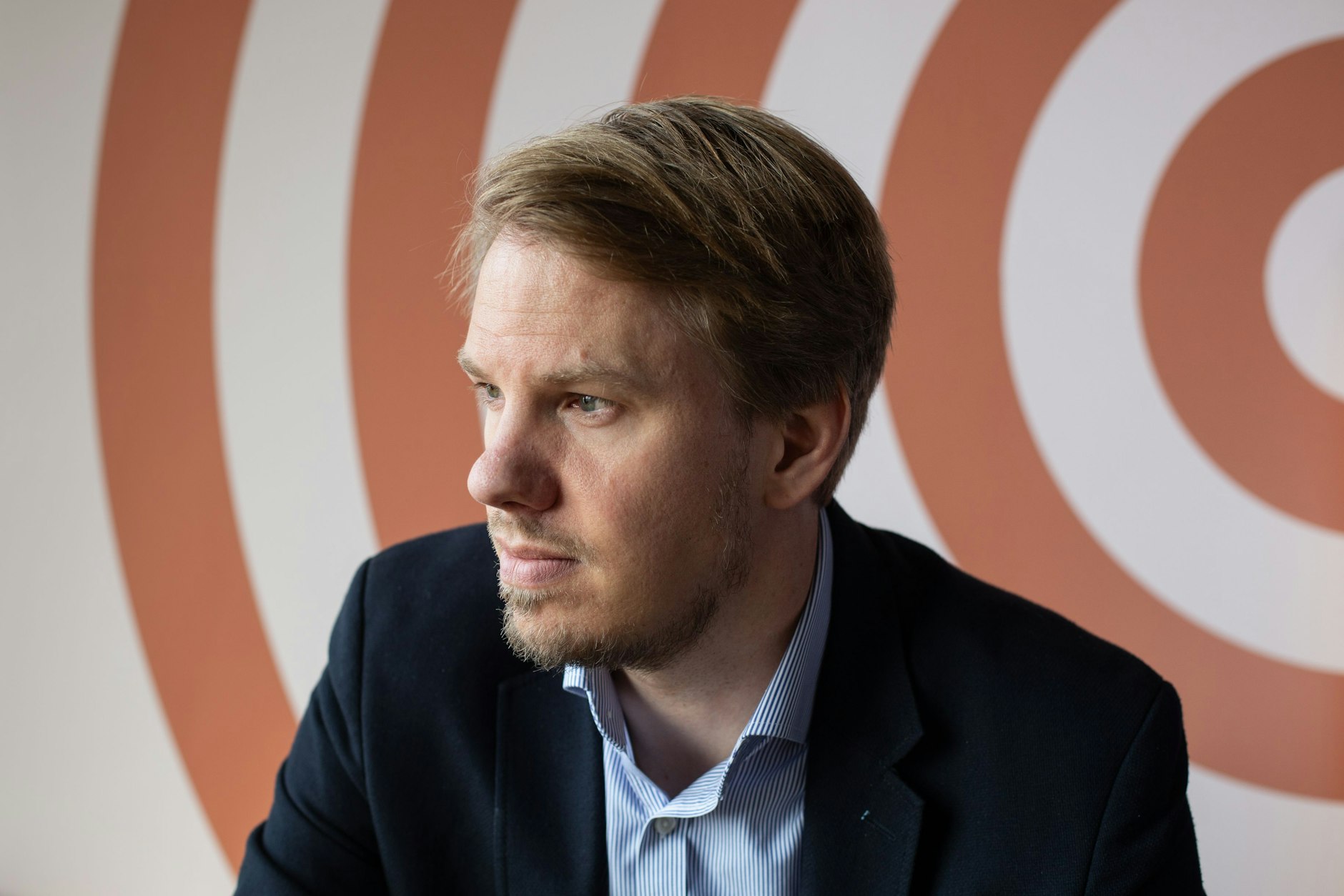 Morten Freidel ist stellvertretender Chefredakteur der Neuen Zürcher Zeitung Deutschland und veröffentlichte im Juni dieses Jahres sein erstes Buch. 