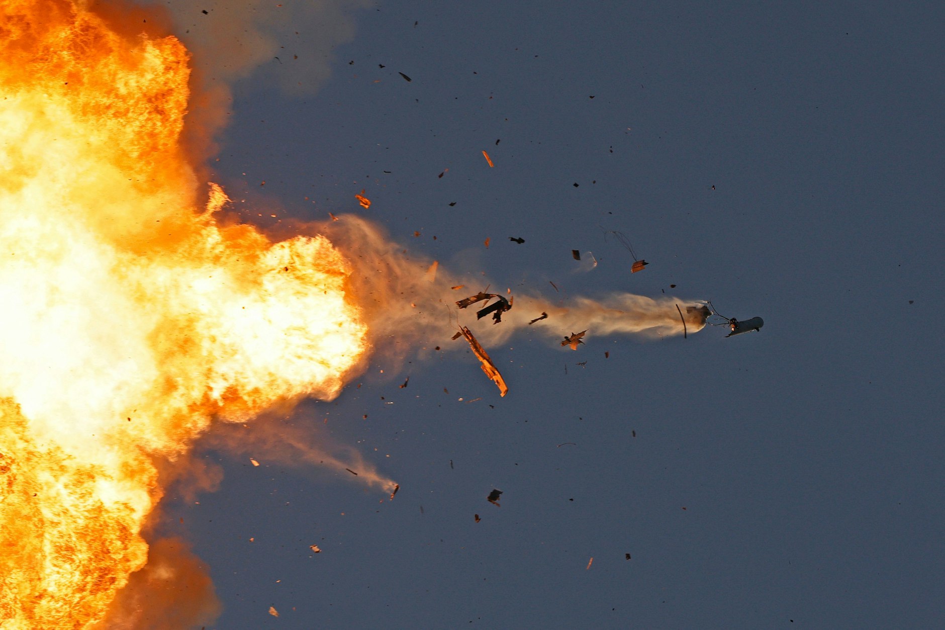 Ein Drohne explodiert. Die Hisbollah will über Nacht mehr als 320 Raketen auf Israel abgefeuert haben. Israel , während das israelische Militär angab, Präventivschläge durchzuführen.
