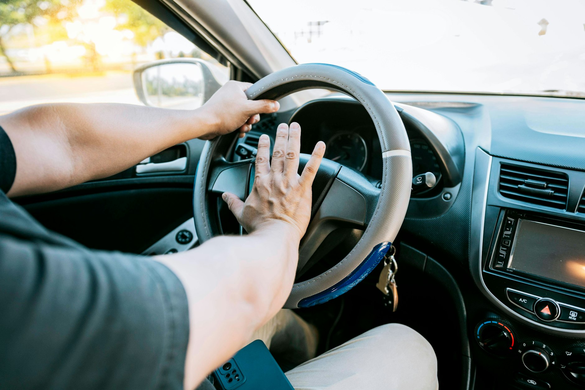 Der Autofahrer hatte gehupt, da rasteten zwei Jugendliche aus.