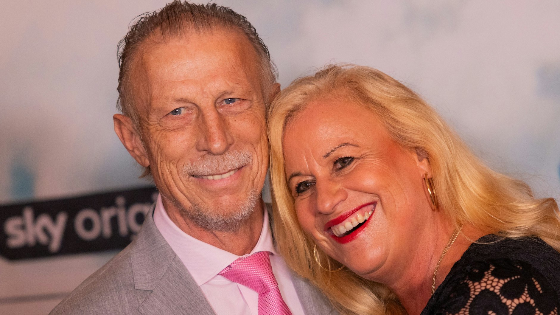 Christoph Daum und seine Frau Angelica Camm-Daum vor einem Jahr bei der Premiere des Dokumentarfilms „Daum - Triumphe &amp; Skandale“. Nach einem langen Kampf gegen den Krebs ist der Fußball-Trainer&nbsp; er friedlich im Kreise seiner Familie verstorben.&nbsp;