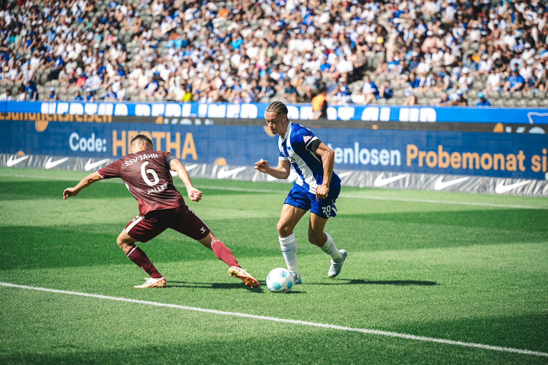 Herthas Derry Scherhant umkurvt Regensburgs Verteidiger Benedikt Saller. Der Angreifer war beim mühsamen 2:0-Heimsieg ein Aktivposten im Team.