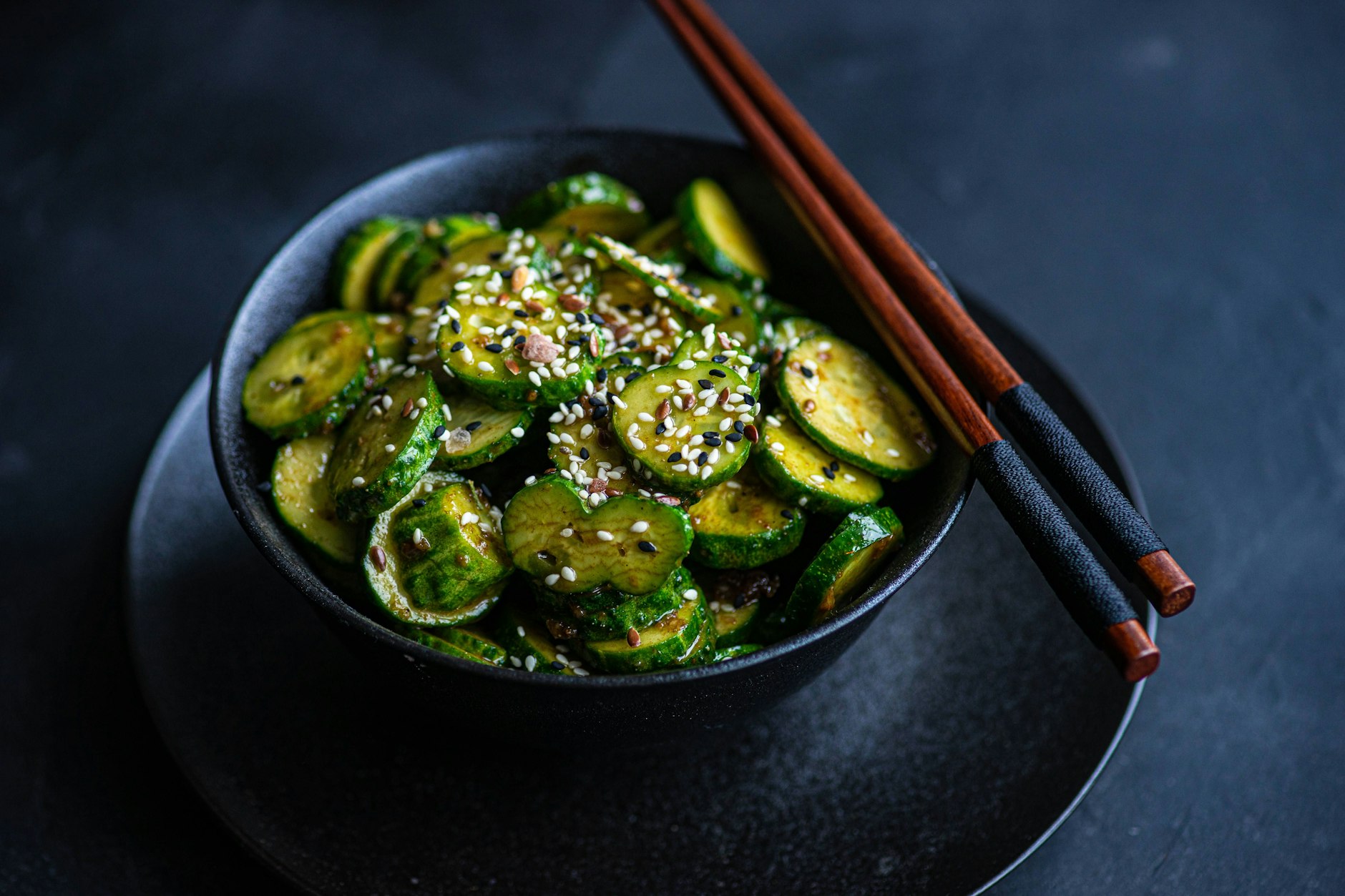 Der Gurkensalat ist mit diesem Rezept super einfach zuzubereiten.