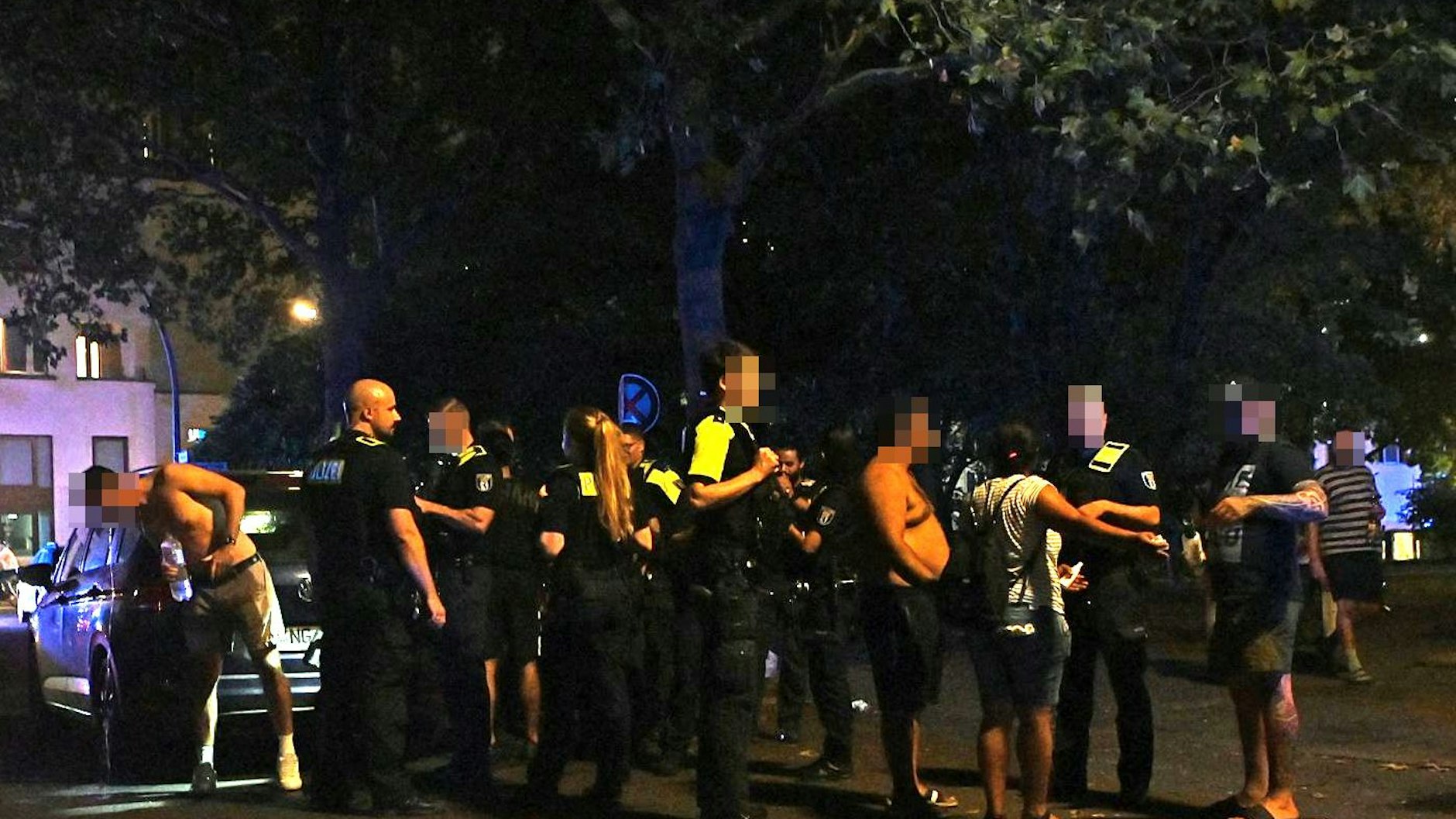 Am Hafenplatz in Kreuzberg ging es hoch her. Zahlreiche Polizisten mussten die Streitenden trennen.
