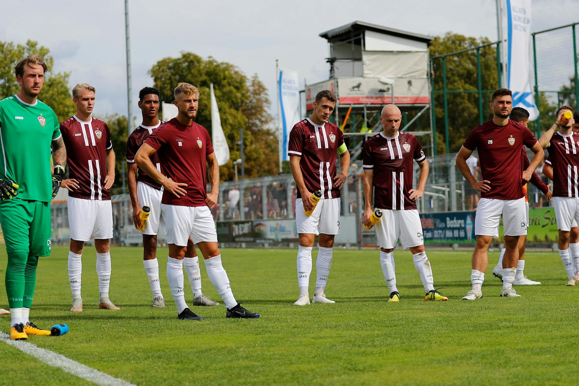 Ein Bild sagt mehr als tausend Worte: Die Spieler des BFC Dynamo nach dem Schlusspfiff in Luckenwalde.