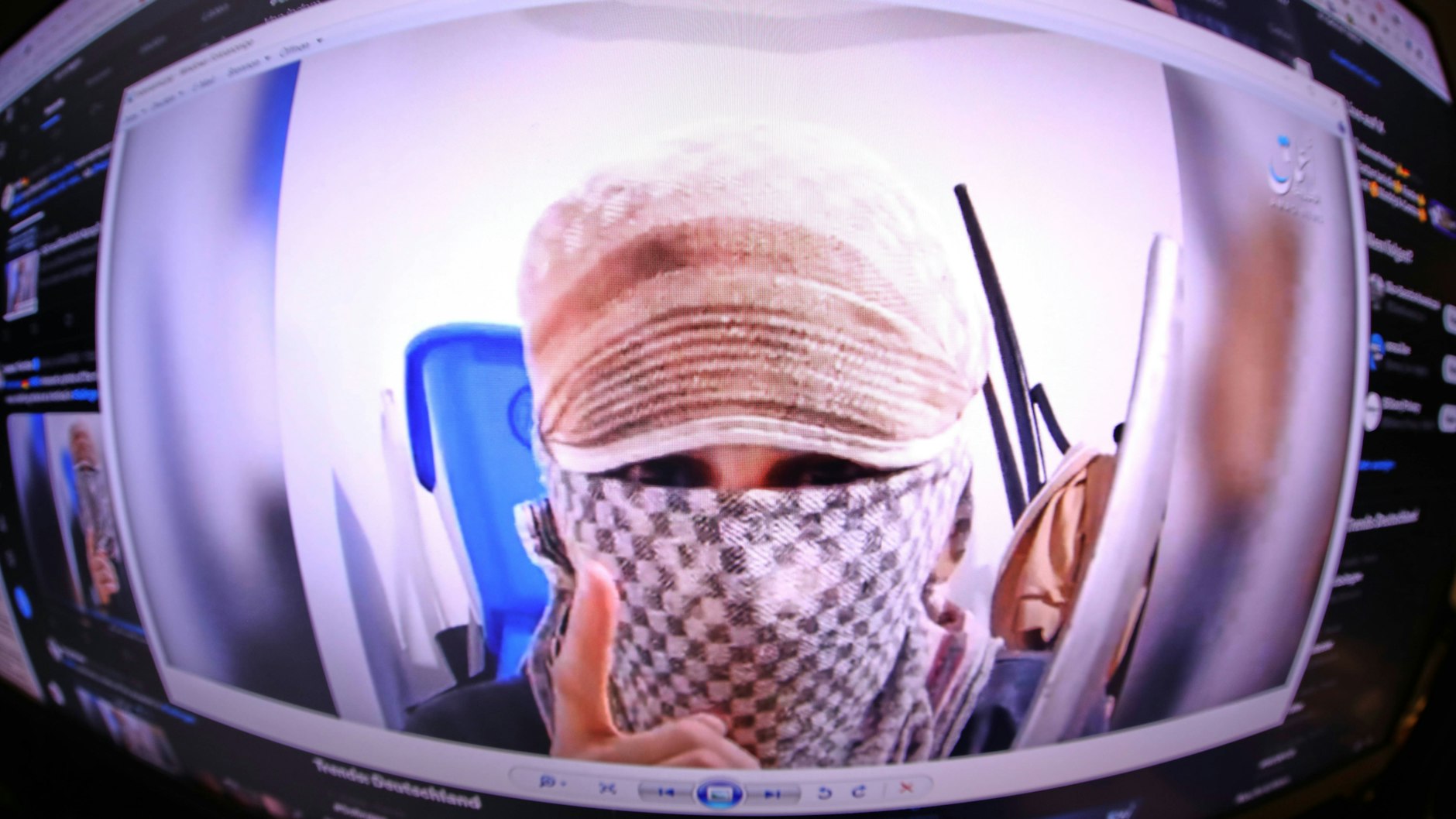 Ein Video ging am Sonntag in Sozialen Netzwerken viral. Es soll angeblich Issa al H. zeigen, den mutmaßlichen Attentäter von Solingen, der vermummt und mit einem Messer in der Hand auf Arabisch einen Treueschwur auf die Terrororganisation Islamischer Staat leistet.