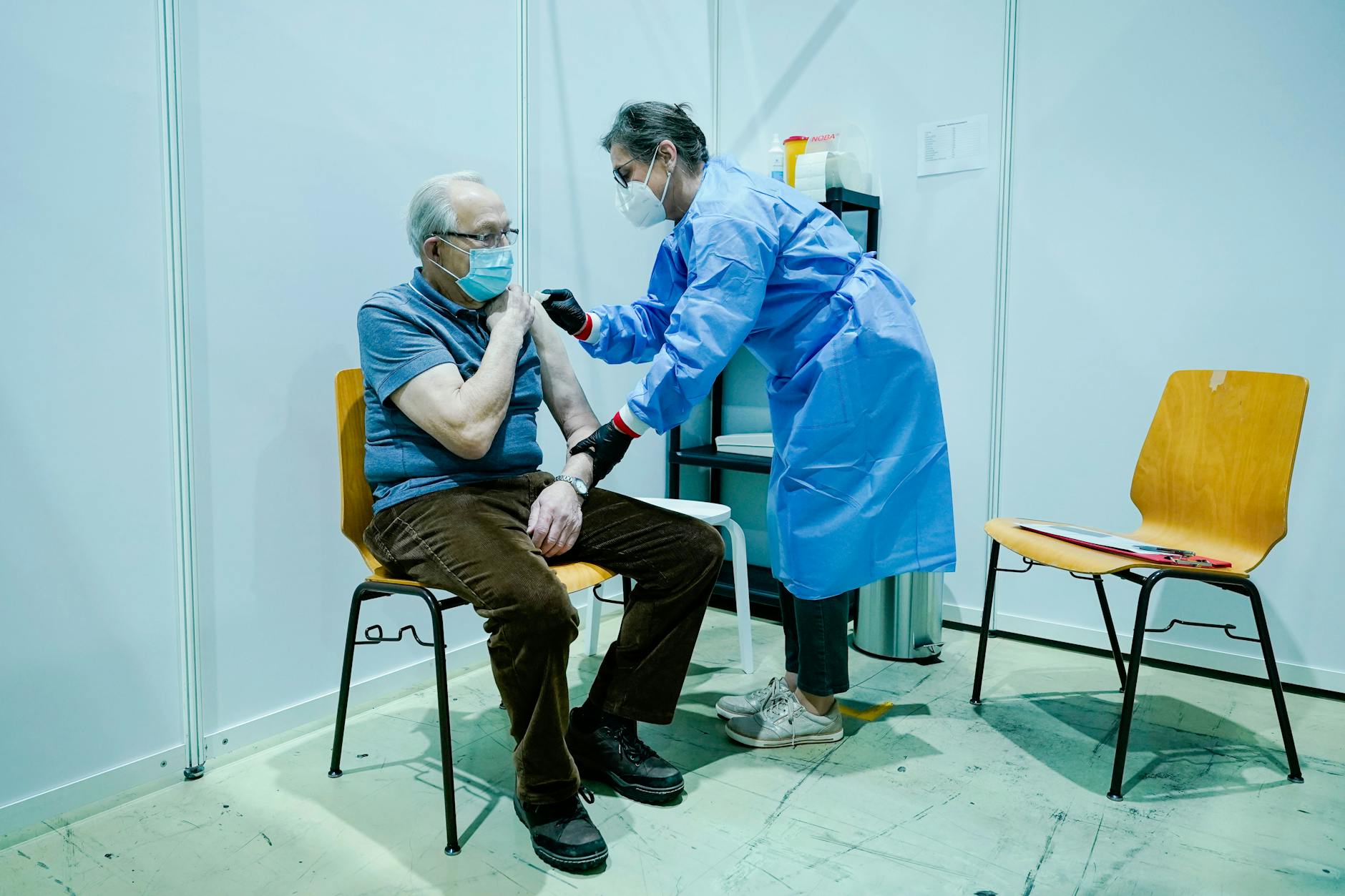 Verabreichung einer Impfdosis in einem Impfzentrum während der Corona-Pandemie