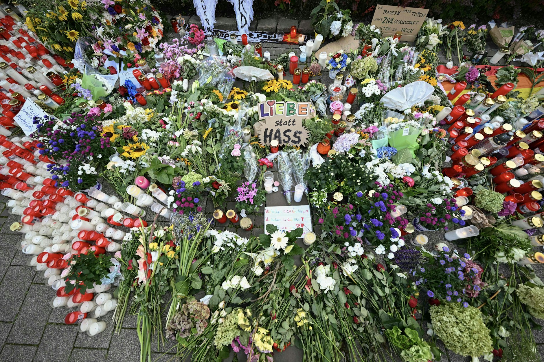 "Liebe statt Hass": Trauer und Entsetzen in Solingen. 