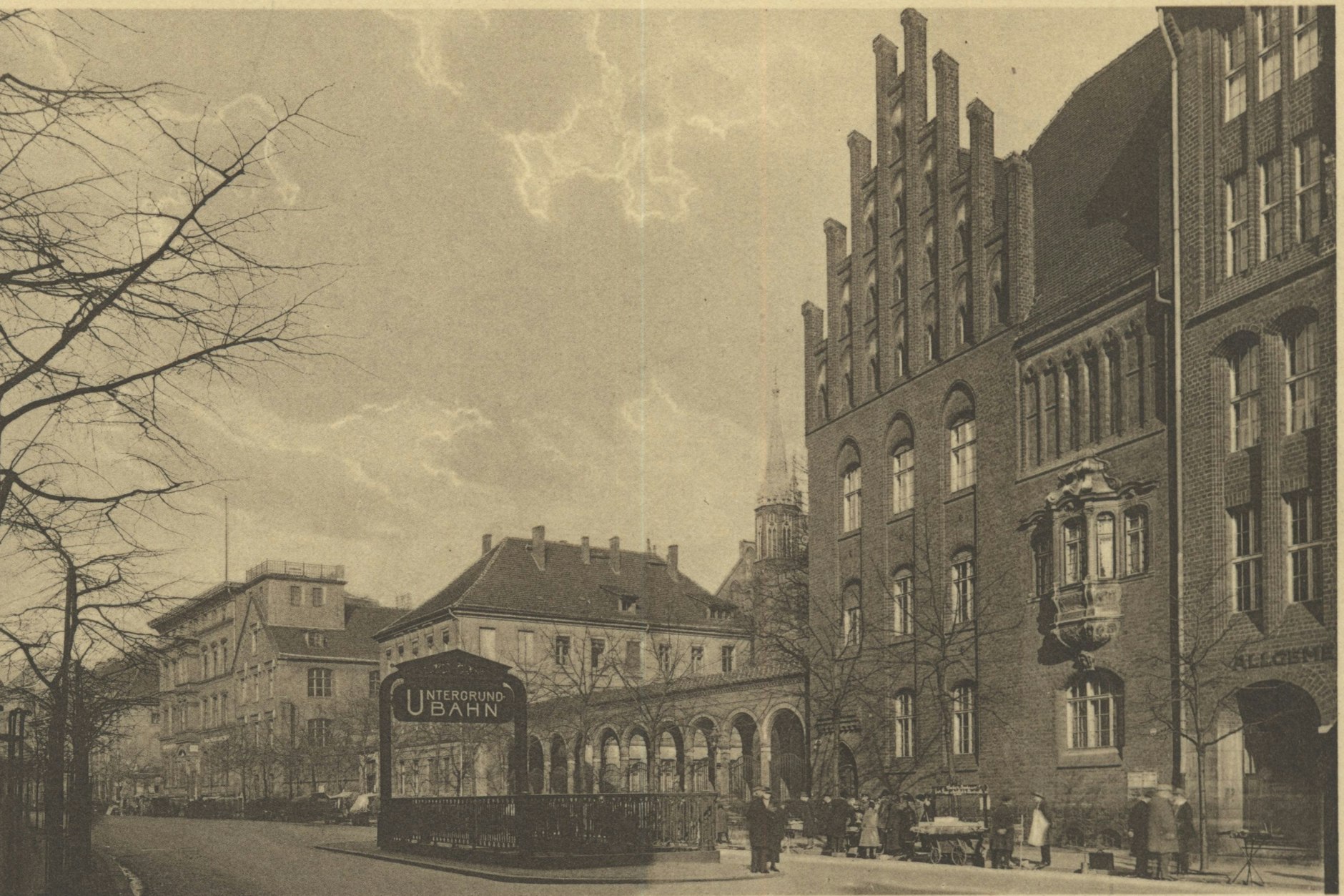 Die Schul- und Wohngebäude des Berlinischen Gymnasiums zum Grauen Kloster in der Klosterstraße – Fotografie des frühen 20. Jahrhunderts. Die U-Bahn gab es schon ...