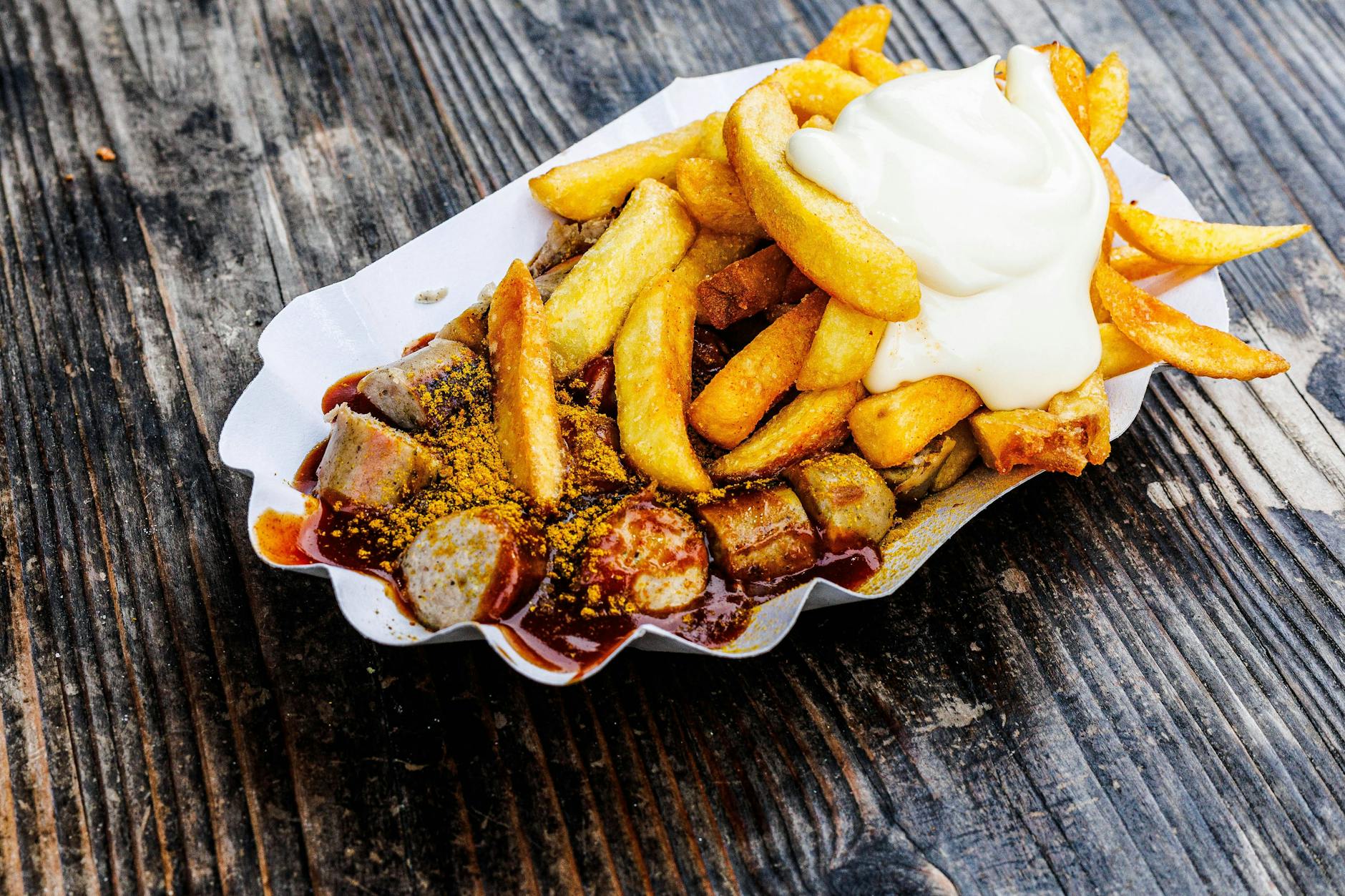 Zur Currywurst passen - na klar - Pommes mit Mayo.