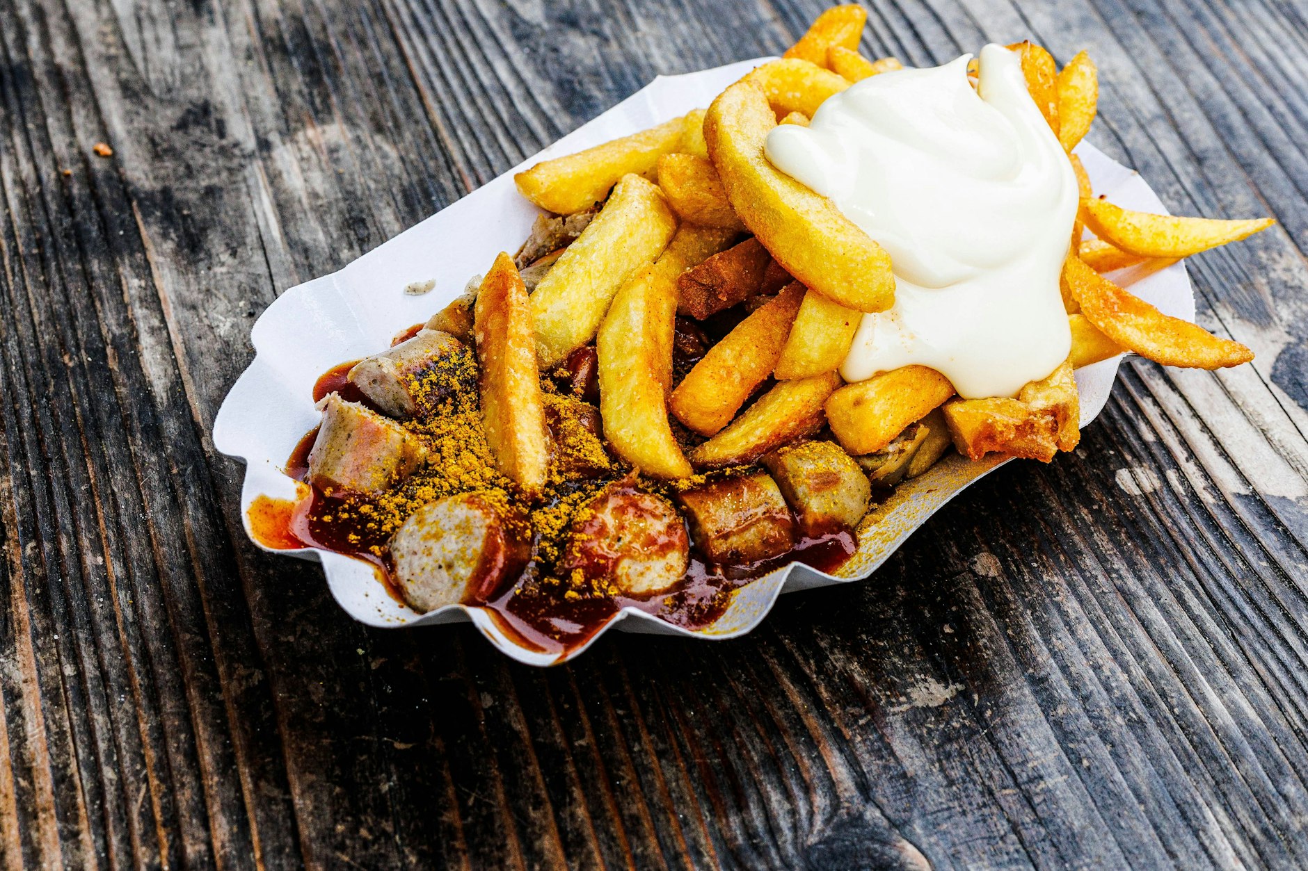Zur Currywurst passen - na klar - Pommes mit Mayo. 