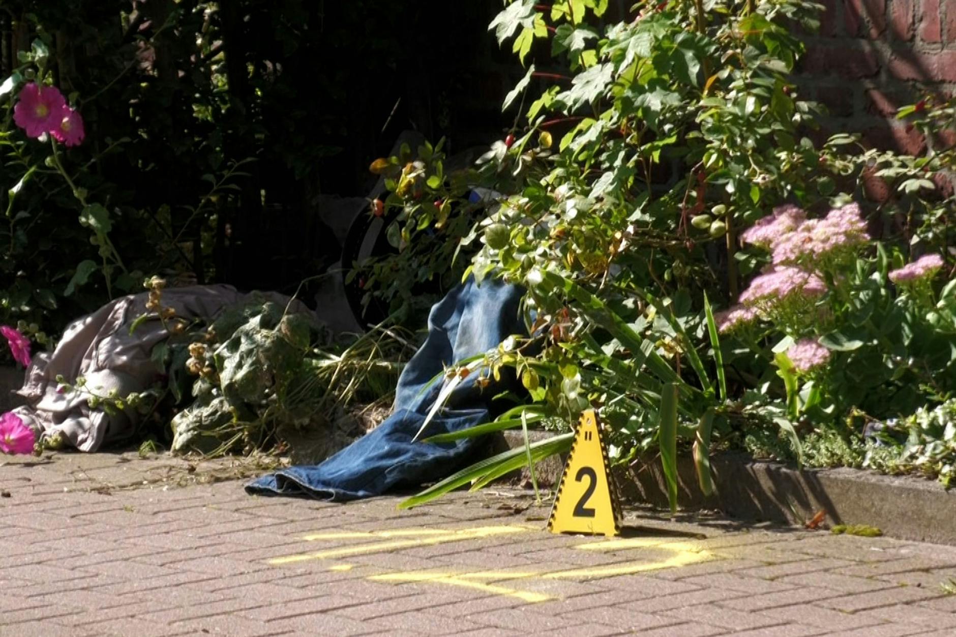 In einem Duisburger Wohngebiet sind nach Angaben der Polizei Leichenteile gefunden worden. Die menschlichen Überreste seien von Passanten entdeckt worden, bestätigte ein Polizeisprecher.