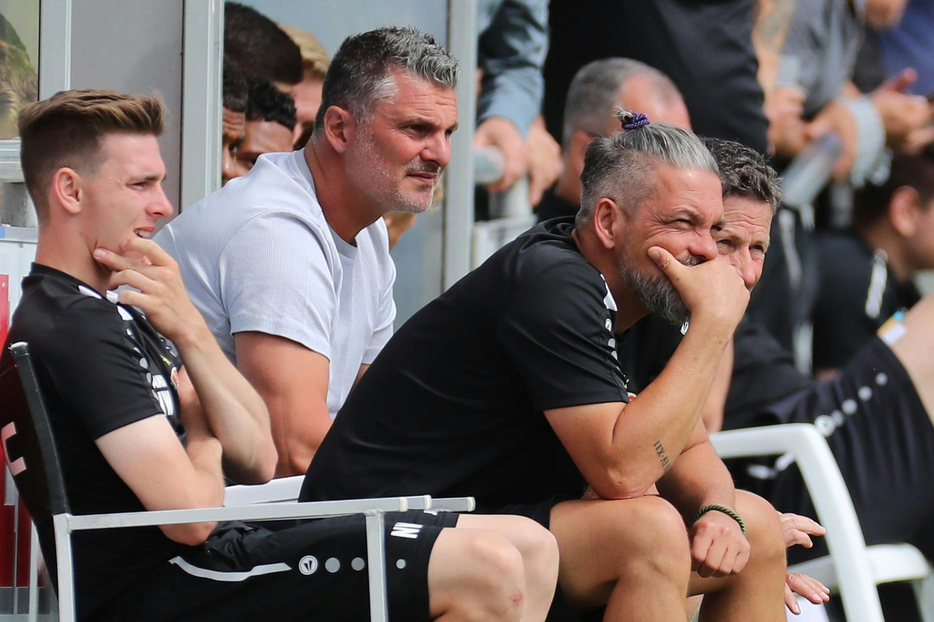 BFC-Sportchef Angelo Vier (2.v.l.) guckt auch in Luckenwalde Trainer Andreas Heraf (r.) und Torwartcoach Udo Gans genau über die Schulter.