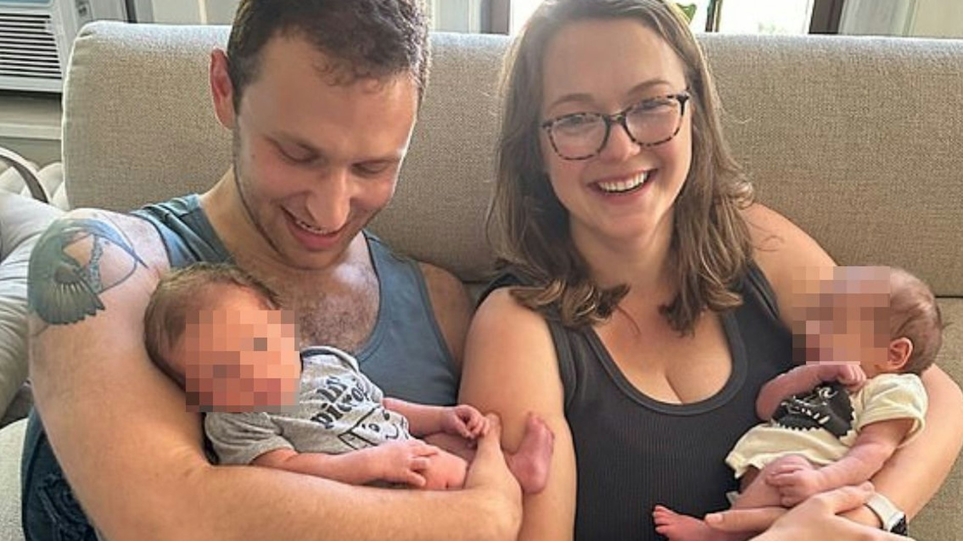Ethan Katz und Savannah Roberts mit ihrem kleinen Söhnen. Sie hatten der Babysitterin, mit der sie befreundet waren, vertraut.