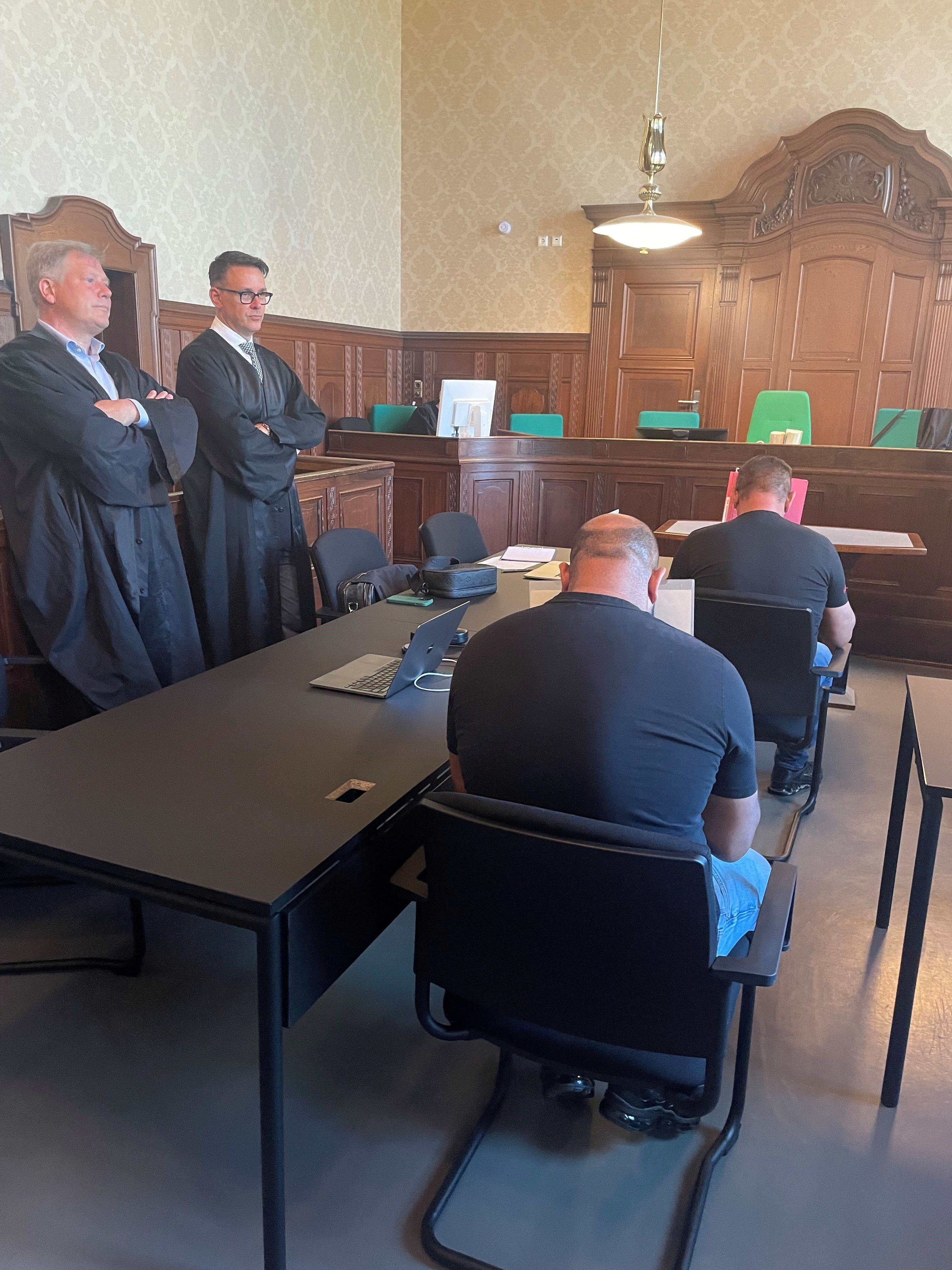 Vater und Sohn sollen Arbeiter wie Sklaven gehalten haben