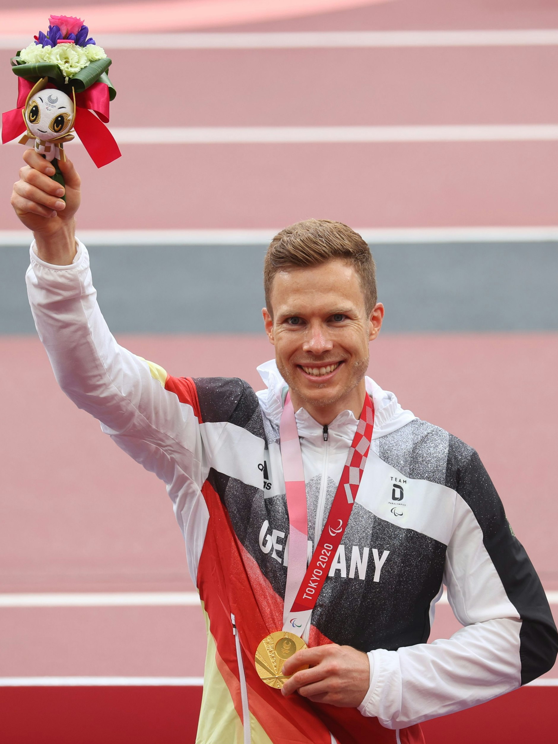 Prothesen-Weitspringer Markus Rehm bei der Siegerehung der Paralympics in Tokio vor drei Jahren.