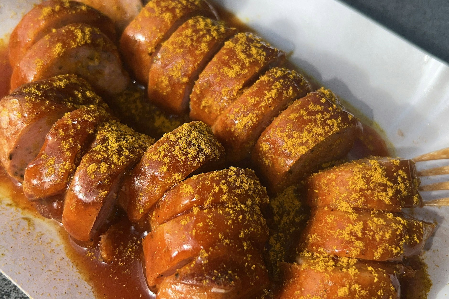 Currywurst: Die selbstgekochte Soße macht das Fastfood zum Hochgenuss.  