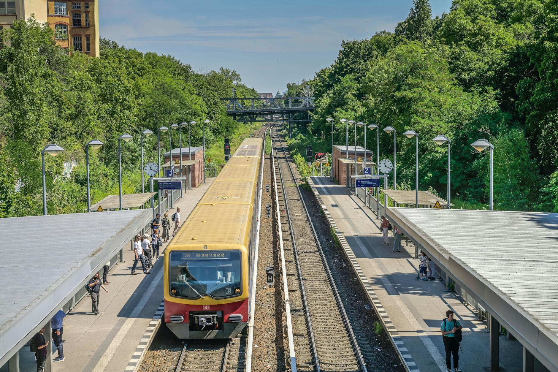 Eine Berliner S-Bahn fährt in den Bahnhof Julius-Leber-Brücke ein.