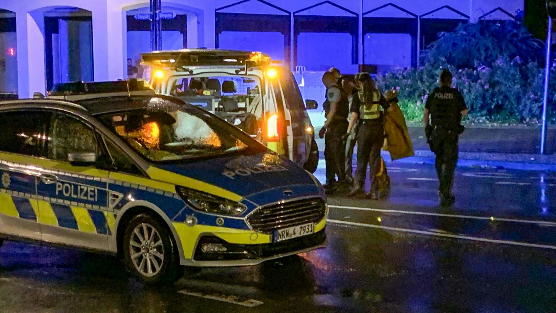 Am späten Abend hatte sich der Mann (hinten verdeckt zwischen Polizisten) bei der Polizei auf offener Straße gestellt und angegeben, der Täter zu sein. 