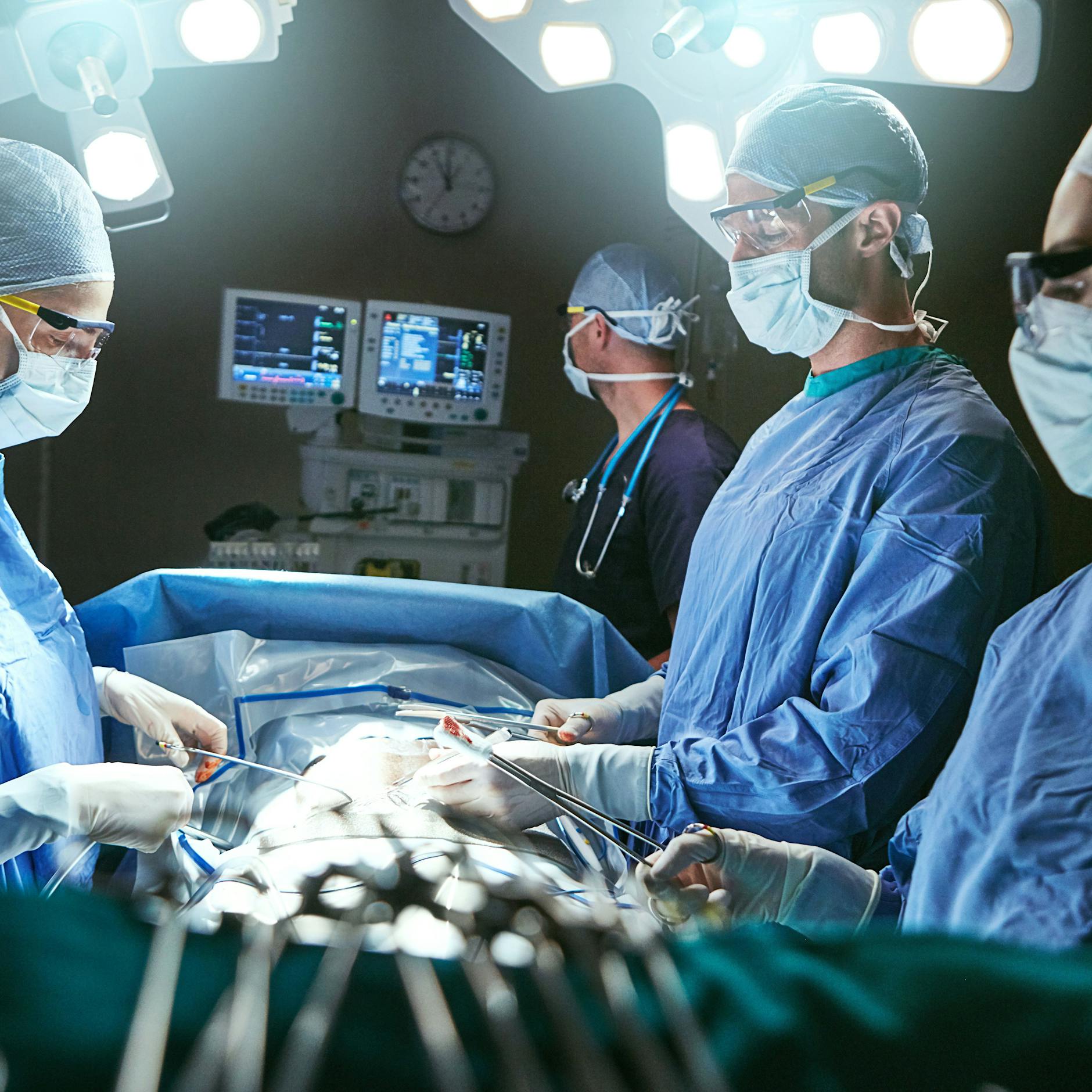 Bei Not-OP: Ärztin lässt ihre 13-jährige Tochter Schädel aufbohren