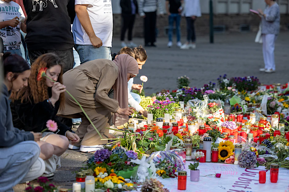 Solingen: Menschen legen in der Nähe des Tatorts Blumen und Kerzen zum Gedenken an die Opfer nieder. Bei einer Messerattacke hatte es drei Tote und weitere Verletzte gegeben.&nbsp;&nbsp;