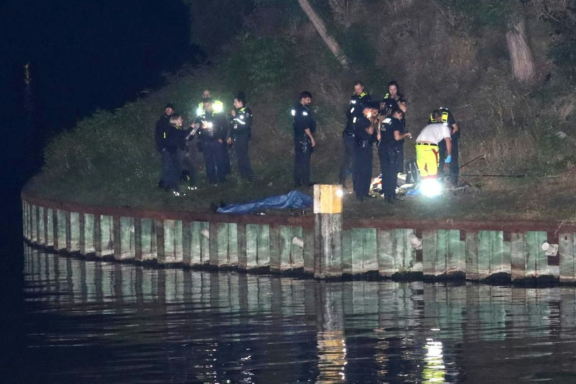 Im Westhafenkanal ertrank ein Angler. Die Rettungskräfte konnten ihm nicht mehr helfen.
