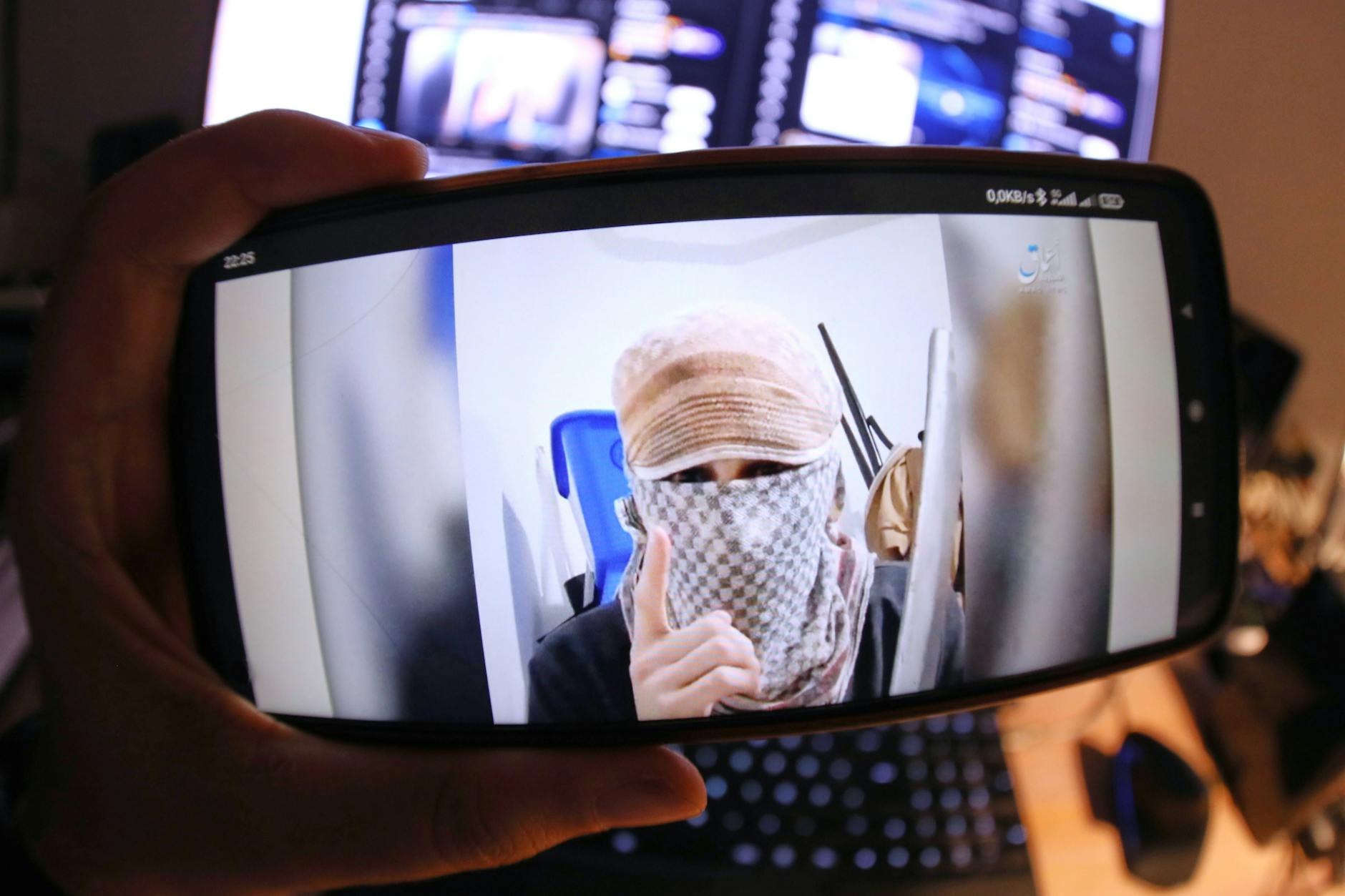 Ein Video, das mutmaßlich Issa al H. zeigt, ging in den sozialen Medien viral. Darin leistet er mit einem Messer in der Hand auf Arabisch einen Treueschwur auf die Terrororganisation Islamischer Staat.